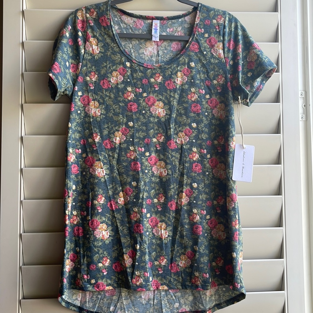 Lularoe Top size S soft and light, flowers pattens 50% cotton 50% polyester.